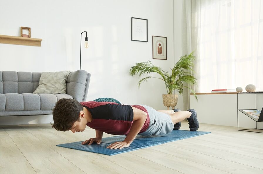 Get on the plank to work out the muscles of the press and back