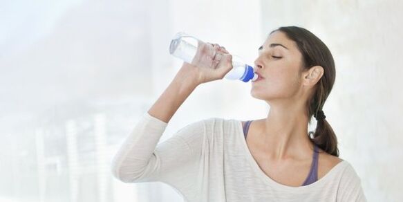 To lose weight quickly, you need to drink at least 2 liters of water per day. 