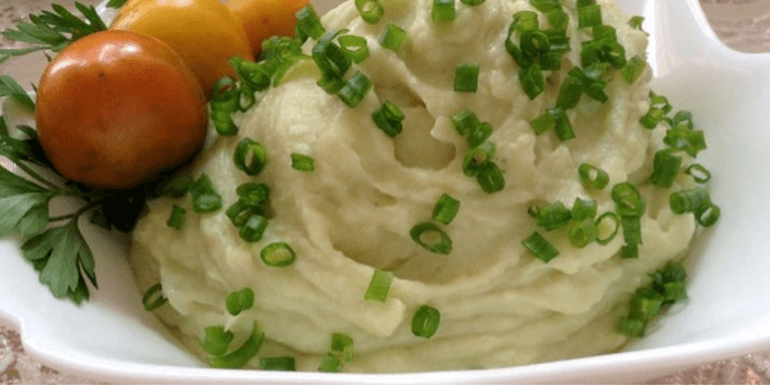 Puree made of colored cabbage with tomatoes