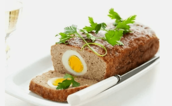 Roll of meat with an egg on the ducan diet